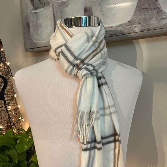 Steve Madden Accessories - NWT Steve Madden Mid Weight Cozy Muffler Scarf with Fringe Ivory Gray‎ Beige
